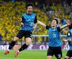 　川崎―アルナスル　前半、先制ゴールを決め、大喜びの川崎・伊藤（左）＝ジッダ（共同）