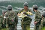 　自衛隊員によって回収された航空自衛隊Ｔ４練習機の破片とみられる物＝１５日午前５時５３分、愛知県犬山市
