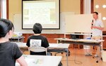 考古学の魅力などを伝える平郡准教授（右）