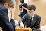　将棋の第７２期王座戦挑戦者決定戦で、羽生善治九段（手前）に勝利した永瀬拓矢九段＝２２日夜、東京都渋谷区の将棋会館