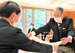 平井知事（左）から証書を授与される受章者＝８日、鳥取市東町１丁目の知事公邸
