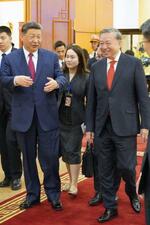 　ベトナム・ハノイで談笑するトー・ラム共産党書記長（右）と中国の習近平国家主席＝４月（共同）