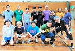 第２回大会の出場予定者ら。聞こえない人、聞こえにくい人、聞こえる人が和気あいあいと練習に集う＝１８日、米子市皆生３丁目の米子サンアビリティーズ