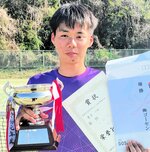 男子で優勝した米子松蔭の下村駿太＝倉吉市営庭球場