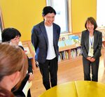 福本町長（左から２人目）や園長らと談笑する田中さん（左から３人目）＝２５日、琴浦町下伊勢のしらとりこども園
