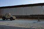 　米西部カリフォルニア州サンディエゴで、メキシコとの国境を隔てる壁＝５日（ロイター＝共同）