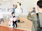 気に入った場所で、白い箱に座って記念撮影する参加者＝１２日、倉吉市駄経寺町２丁目の鳥取県立美術館