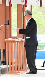 祭文を読み上げる国政会長