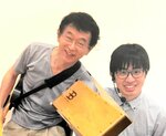 愛用の打楽器カホンを手に持つ早川さん（左）と名越さん