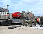 ＬＣＡＣから車両の下車準備をする自衛隊員ら＝３０日、鳥取市賀露町の賀露みなと海水浴場