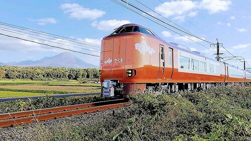 試乗会が行われる特急やくもの新型車両「２７３系」＝昨年１１月７日、ＪＲ伯耆大山―岸本間