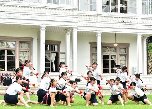 元気よく楽曲や踊りを披露した鳥取北中の生徒ら＝２４日、鳥取市東町２丁目の仁風閣