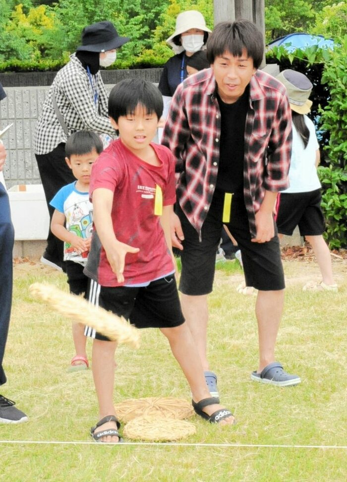 飛んでけ！　さんだわらを使ったゲームを楽しむ子どもたち