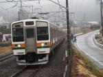 　ＪＲ東日本上越線を走る電車「２１１系」＝２０１８年３月２１日、群馬県渋川市（筆者撮影）