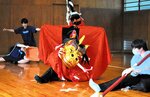 練習で麒麟獅子舞を演じる部員たち。ゆったりとした独特の動きを体に覚え込ませる＝新温泉町芦屋の浜坂高