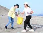 「プロギングではだしで歩ける海岸に」と意気込むまつしたさん（右）と石谷さん＝鳥取市福部町湯山の砂丘海岸