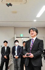 寄贈された小型軽量ドローンを操作する智頭中の山本校長（手前右）＝１１日、鳥取市役所