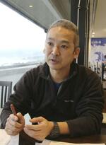 　「田舎マップ」について説明する松本哲児さん＝３月、高知県室戸市