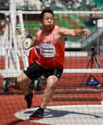 　男子円盤投げ（脳性まひＦ３７）決勝　５２メートル１３をマークした新保大和＝神戸ユニバー記念競技場