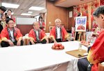  平井知事（手前）から試食した感想を聞く関係者＝２７日、米子市東福原１丁目のＪＡ鳥取西部本所 