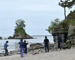 　雨晴海岸で源義経や大伴家持らと同じ場所に立ち、想像を膨らませる＝富山県高岡市