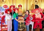 松葉ガニを奉納する田中さん（前列左から２人目）＝７日、大阪市浪速区の通天閣