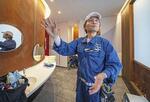 　東京都渋谷区の公共トイレを同僚と清掃する江田雄司。「高齢者や体の不自由な方、海外の方など、いろんな人が訪れます。清掃中も周りをよく見るようにしています」＝２０２４年６月