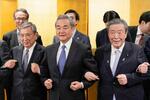 　日中友好７団体の幹部と会談後、記念写真に納まる中国の王毅外相（前列中央）、自民党の森山幹事長（同右）ら＝２３日午後、東京都内のホテル