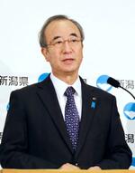 　新潟県庁で記者会見する花角英世知事＝２３日午前