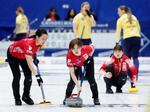 　１次リーグのスウェーデン戦でプレーする日本代表フォルティウスの近江谷（左）と小野寺＝議政府（共同）