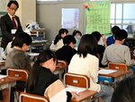 問題が配られるのを待つ児童ら＝１７日、鳥取市内