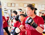 五輪出場権の獲得に向けて練習に汗を流す木下鈴花＝シュガーナックルジム米子