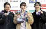 女子で２位となった金谷春佳（左）と３位の林かりん（右）。中央は初優勝した竹内亜衣＝佐賀県多久市の九州クライミングベースＳＡＧＡ