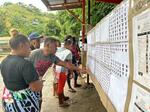 　１７日、ソロモン諸島ホニアラで総選挙の立候補者を見る有権者ら（共同）