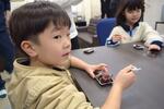 　山福水産のカツオを試食する子どもたち＝３月、静岡県焼津市