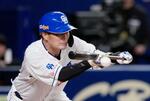 　７回中日無死一、三塁、木下が一前に勝ち越しのスクイズを決める＝バンテリンドーム