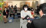 学位記を受け取る卒業生ら＝７日、鳥取市富安２丁目の放送大学鳥取学習センター