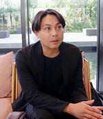 　ウクライナでの体験を語る寿大聡さん＝那覇市