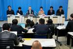 　兵庫県知事の疑惑告発文書問題の調査報告書を提出後、記者会見する第三者委のメンバー＝１９日午後、兵庫県庁