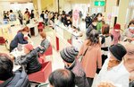 ＪＵ米子高島屋の開店初日には詰め掛けた多くの来店客でにぎわった＝２０２０年３月１日、米子市角盤町１丁目の同店