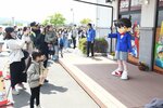 登場したコナン君の着ぐるみ（右）を撮影するファンや家族連れ＝４日、北栄町由良宿の青山剛昌ふるさと館