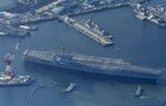 　昨年１１月、神奈川県横須賀市の米海軍横須賀基地に入る原子力空母ジョージ・ワシントン（共同通信社ヘリから）