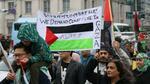 　イスラエルによるパレスチナ自治区ガザへの攻撃に抗議し、デモ行進する人たち＝２月、神戸市