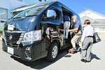  配車アプリで予約し、車両に乗り込む住民ら＝２日、鳥取市叶の美保南地区公民館 