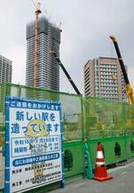 　建設が進む、なにわ筋線の新駅・中之島駅（手前）と、関電不動産開発のタワーマンション。右は関西電力病院＝８日、大阪市北区