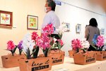 和紙で作られたヒヤシンスや絵画作品が並ぶ会場