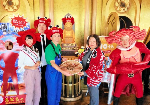 松葉ガニを奉納する田中さん（前列左から２人目）＝７日、大阪市浪速区の通天閣
