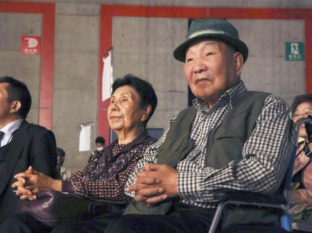 　２３日、ボクシングの試合を観戦する袴田巌さん（右）と姉ひで子さん＝浜松市