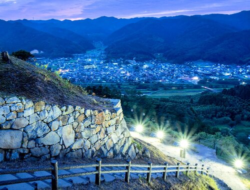 町並みを眼下にライトアップされた三の丸石垣＝７月３１日夜、島根県安来市広瀬町富田