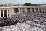 　１８日、新ローマ教皇レオ１４世の就任ミサが行われたバチカンのサンピエトロ広場を埋め尽くす信者ら（ゲッティ＝共同）